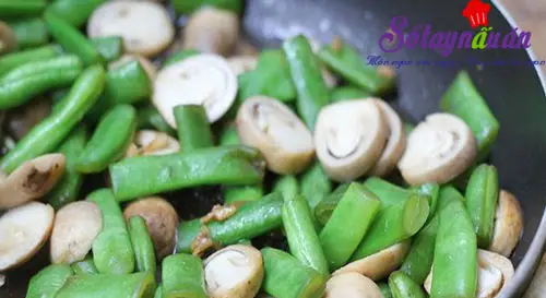C&aacute;ch l&agrave;m c&aacute; hồi x&agrave;o đậu nấm 4
