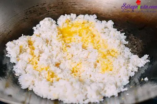 cach-lam-com-rang-cua-la-mieng-ma-ngon-buoc-2