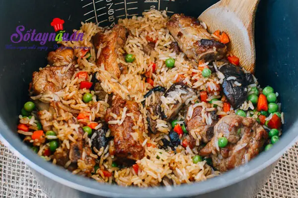C&aacute;ch l&agrave;m cơm sườn nấm ngon đến ngất ng&acirc;y 6