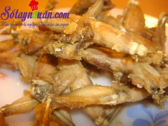 C&aacute;ch l&agrave;m đ&ugrave;i ếch chi&ecirc;n bơ tỏi 3