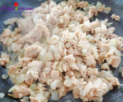 C&aacute;ch l&agrave;m khoai t&acirc;y bọc c&aacute; ngừ chi&ecirc;n gi&ograve;n si&ecirc;u hấp dẫn 1