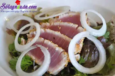 C&aacute;ch l&agrave;m salad c&aacute; ngừ ngon như ngo&agrave;i tiệm 7