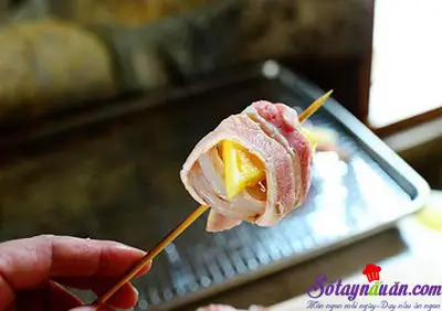 C&aacute;ch l&agrave;m thịt cuộn t&ocirc;m v&agrave; dứa nướng thơm phức 6