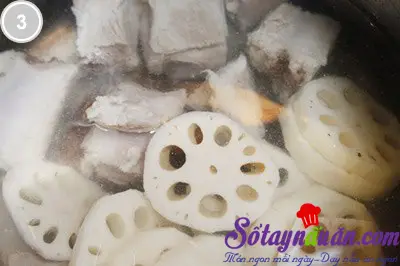 Canh sườn nấu củ sen ngọt m&aacute;t 3