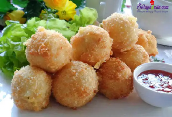 - Tiếp theo, c&aacute;c bạn trộn th&ecirc;m 10g bột m&igrave;, bột ng&ocirc;, bơ, l&ograve;ng đỏ trứng, một ch&uacute;t muối, hạt ti&ecirc;u, đường. C&aacute;c bạn trộn thật đều cho khoai ngấm vị v&agrave; thật mịn, nhuyễn.- Tiếp theo, c&aacute;c bạn trộn th&ecirc;m 10g bột m&igrave;, bột ng&ocirc;, bơ, l&ograve;ng đỏ trứng, một ch&uacute;t muối, hạt ti&ecirc;u, đường. C&aacute;c bạn trộn thật đều cho khoai ngấm vị v&agrave; thật mịn, nhuyễn. 14