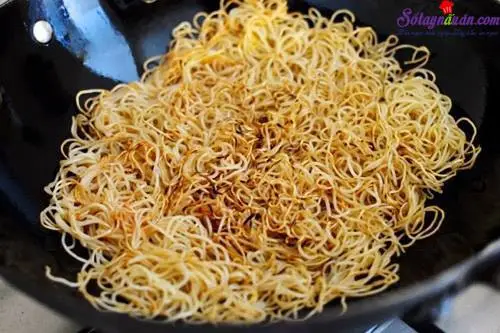 huong-dan-lam-mi-trung-xao-ngon-hap-dan-buoc-3