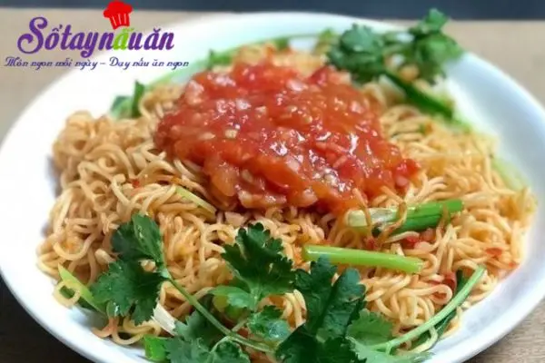 M&igrave; x&agrave;o trứng c&agrave; chua