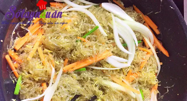C&aacute;ch l&agrave;m miến x&agrave;o hải sản 5