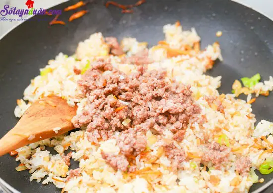 C&aacute;ch l&agrave;m m&oacute;n cơm chi&ecirc;n nhật bản 14