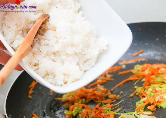 C&aacute;ch l&agrave;m m&oacute;n cơm chi&ecirc;n nhật bản 12