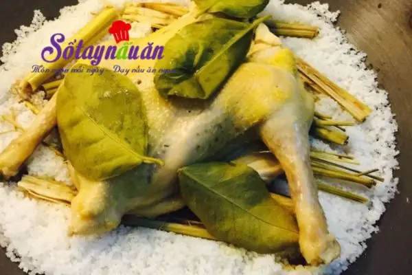 Hướng dẫn c&aacute;ch l&agrave;m m&oacute;n g&agrave; hấp muối 3
