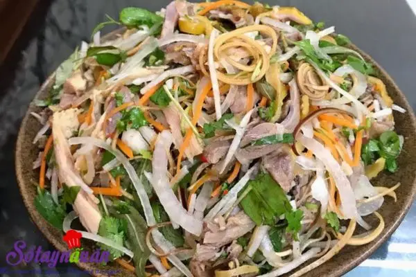 Hướng dẫn l&agrave;m nộm g&agrave; h&agrave;nh t&acirc;y thơm ngon