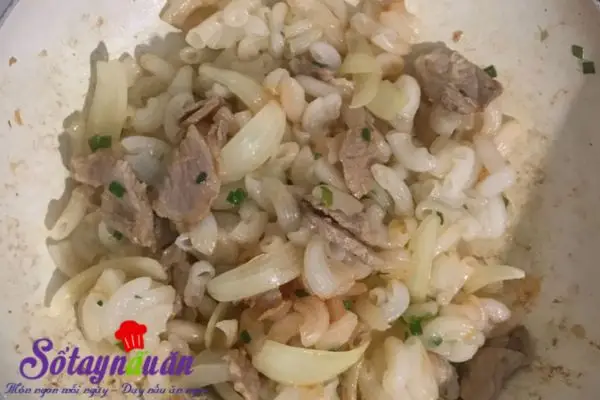 Hướng dẫn c&aacute;ch l&agrave;m nui x&agrave;o thịt heo 2