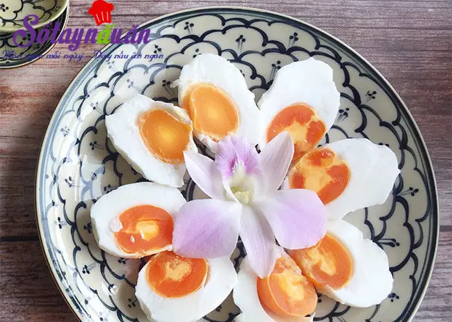 C&aacute;ch nấu ch&aacute;o l&aacute; dứa hột vịt muối tuyệt ngon 4