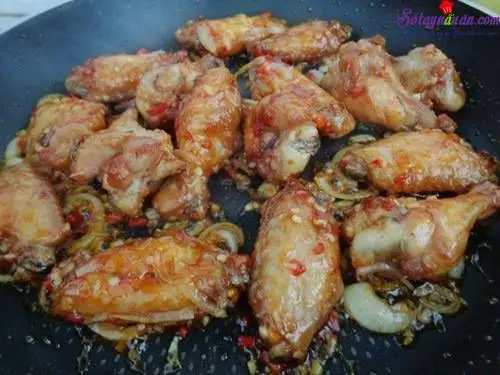 Hướng dẫn l&agrave;m c&aacute;nh g&agrave; sốt chua ngọt si&ecirc;u hấp dẫn 3.1