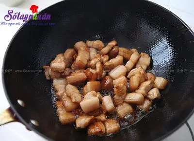 Hướng dẫn l&agrave;m thịt kho măng tre cực ngon cực dễ 4