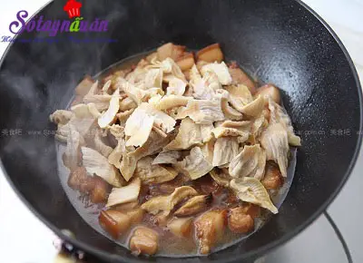 Hướng dẫn l&agrave;m thịt kho măng tre cực ngon cực dễ 6