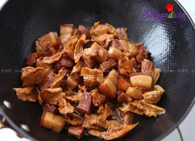 Hướng dẫn l&agrave;m thịt kho măng tre cực ngon cực dễ 7