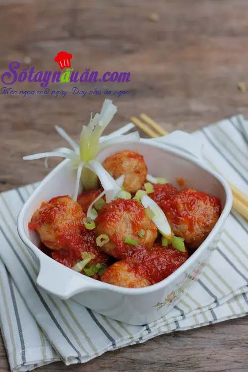 Hướng dẫn l&agrave;m thịt vi&ecirc;n bọc trứng c&uacute;t sốt c&agrave; chua ngon 