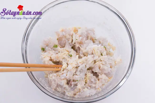 Trộn nguy&ecirc;n liệu b&aacute;nh t&ocirc;m ph&ocirc; mai
