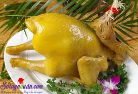 Mẹo hay để luộc g&agrave; c&oacute; m&agrave;u v&agrave;ng ươm, đẹp mắt