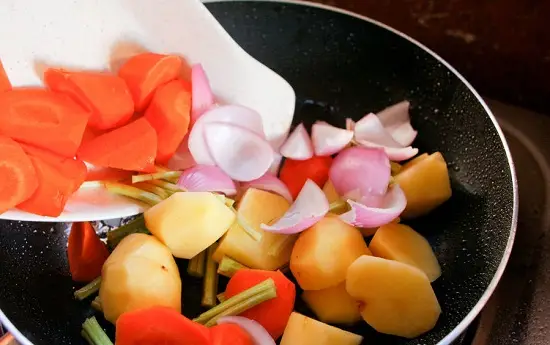 c&aacute;ch l&agrave;m thịt b&ograve; hầm nấm kiểu Ph&aacute;p 8