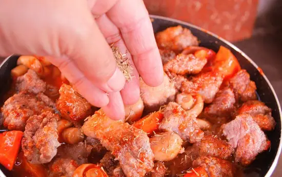 c&aacute;ch l&agrave;m thịt b&ograve; hầm nấm kiểu Ph&aacute;p 16