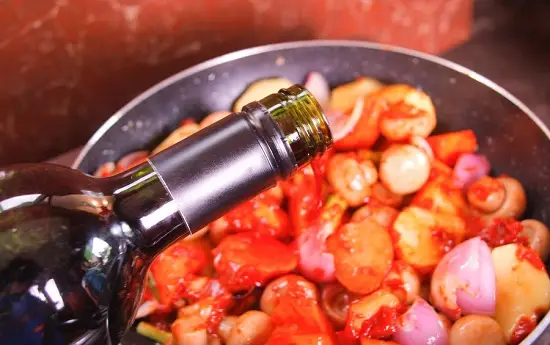 c&aacute;ch l&agrave;m thịt b&ograve; hầm nấm kiểu Ph&aacute;p 12