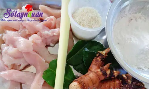 Thịt g&agrave; chi&ecirc;n c&ugrave;ng gạo rang