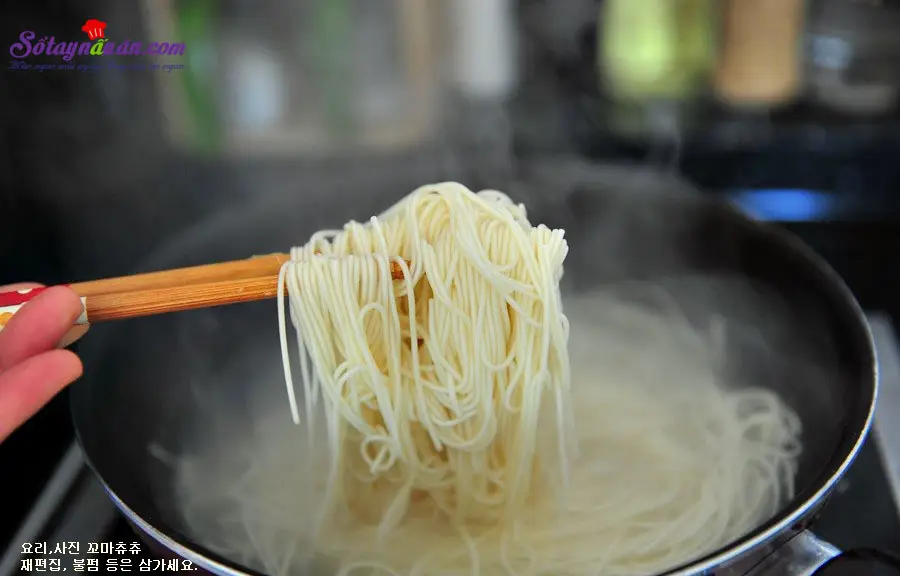 Tự tay l&agrave;m m&igrave; trộn cay vị H&agrave;n ngon kh&ocirc;ng cưỡng được 3